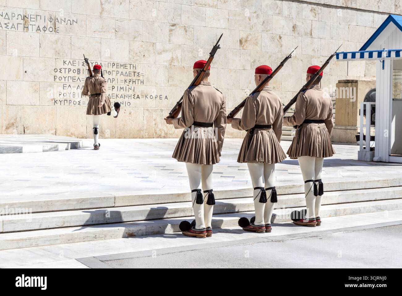 Relève de la garde au tombeau du soldat inconnu, Parlement hellénique sur la place Syntagma, Athènes, Grèce Banque D'Images