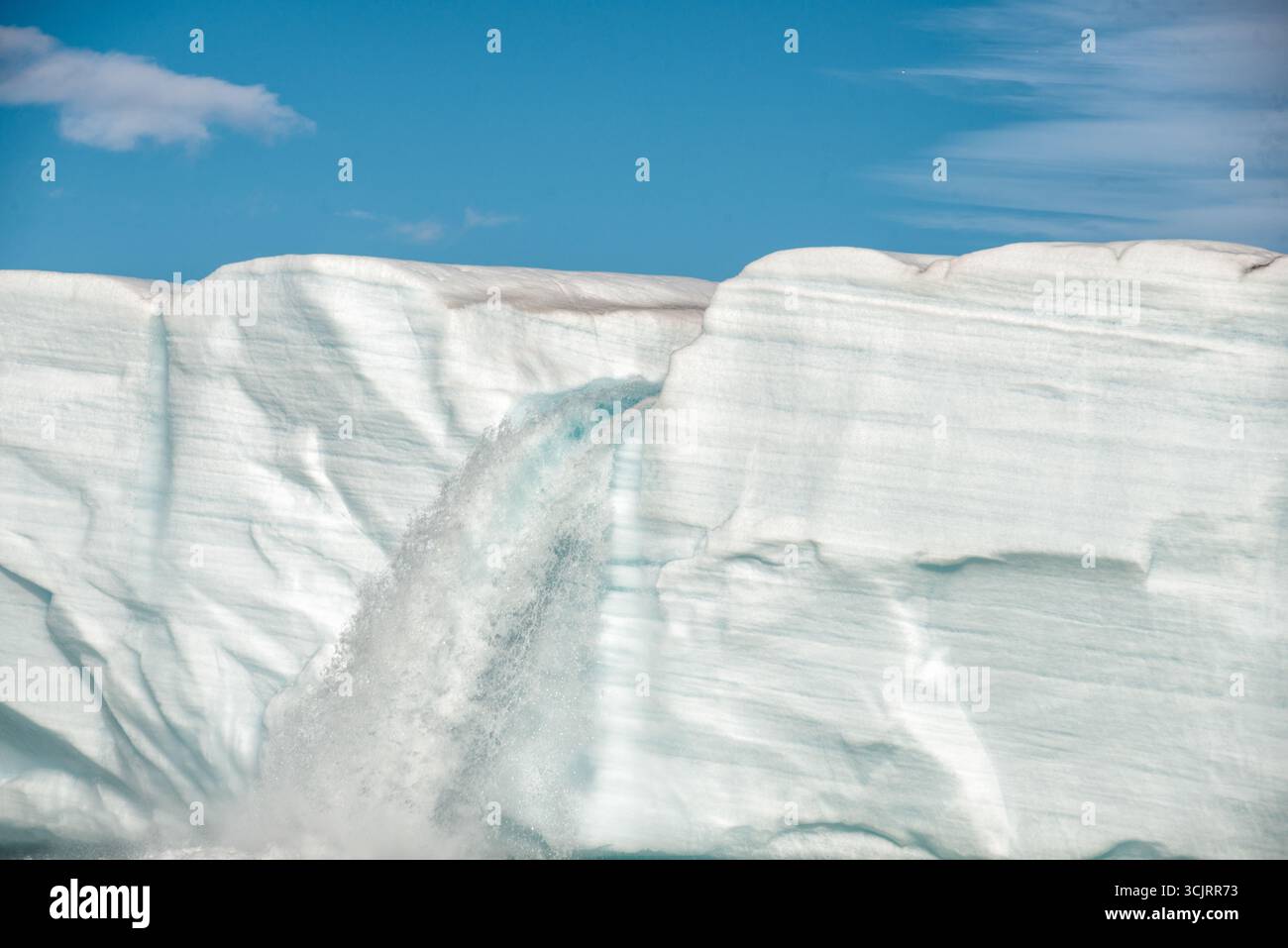 Cascade du glacier de Bråsvellbreen Vibebukta Nordaustlandet Svalbard // NORDEAUSTLANDET, Svalbard — Cascades d'eau de fonte à partir du bord du glacier de Bråsvellbreen, formant une cascade temporaire en direction de la mer. Bråsvellbreen est l'un des plus grands glaciers du Svalbard, situé dans la partie nord-est de l'île Nordaustlandet. Ce phénomène d'eau de fonte glaciaire est un spectacle courant pendant les périodes plus chaudes, mettant en évidence la nature dynamique des formations de glace polaire. La vaste calotte glaciaire du glacier contribue grandement au paysage et à l'écosystème de la région. Banque D'Images