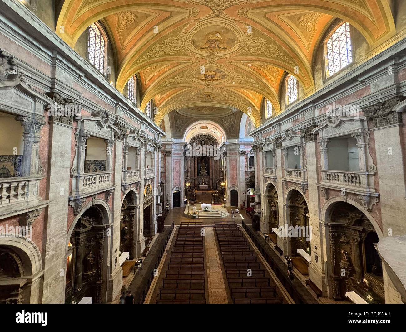 Lisbonne, Portugal - L'intérieur d'une grande église avec beaucoup d'arches et un plafond très haut. Les arches sont décorées de peintures et les murs Ar Banque D'Images