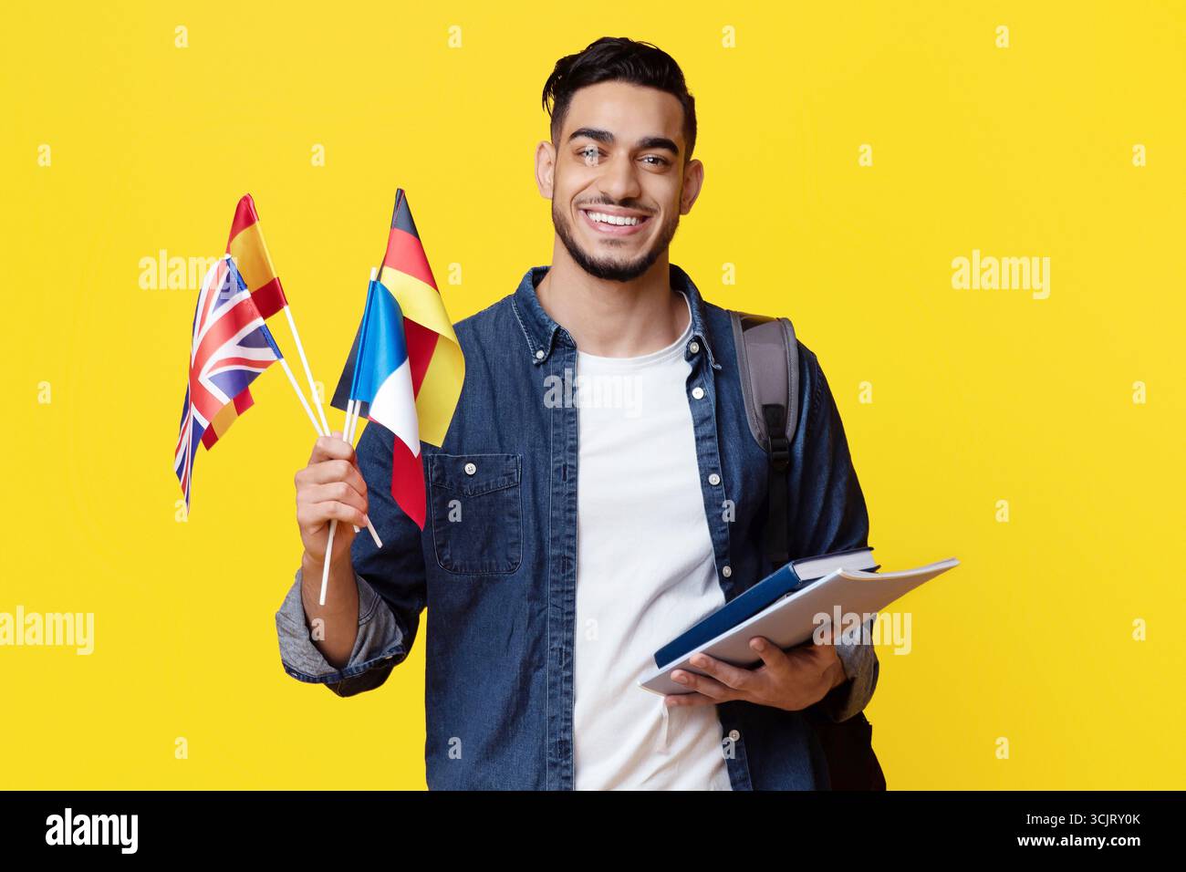 Un étudiant positif du Moyen-Orient montrant des drapeaux de différents pays Banque D'Images