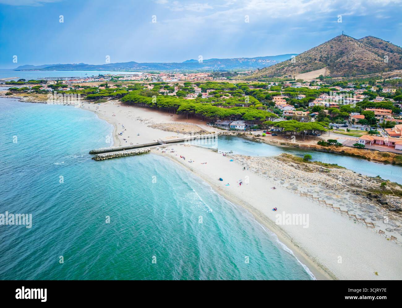 Posada, Sardaigne, Italie – vue aérienne par drone sur la plage de sable et la baie turquoise avec littoral, village et montagnes en été Banque D'Images