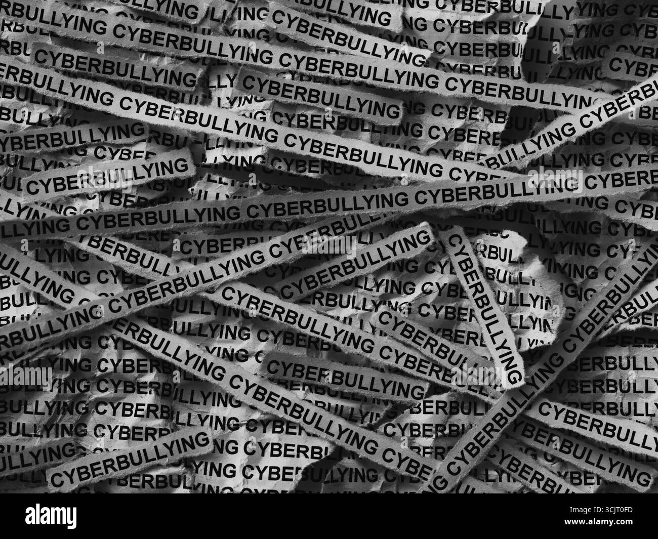 Des bandes de journaux avec les mots Cyberbulbing tapés dessus. Noir et blanc. Gros plan. Banque D'Images