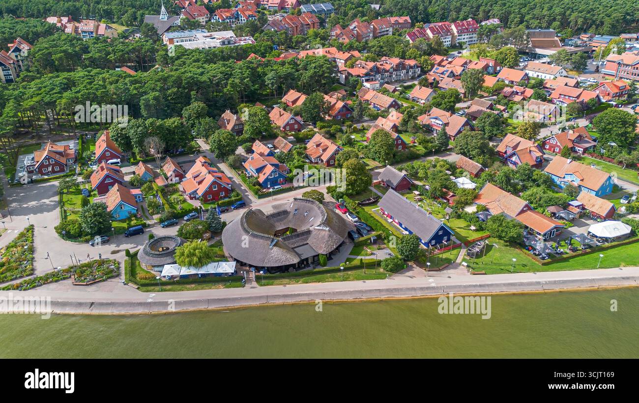 Vue aérienne de la colonie de Nida sur l'axe de Courlande près de la frontière entre la Lituanie et la Russie - village de pêcheurs sur la côte de la lagune de Courlande en Lituanie Banque D'Images