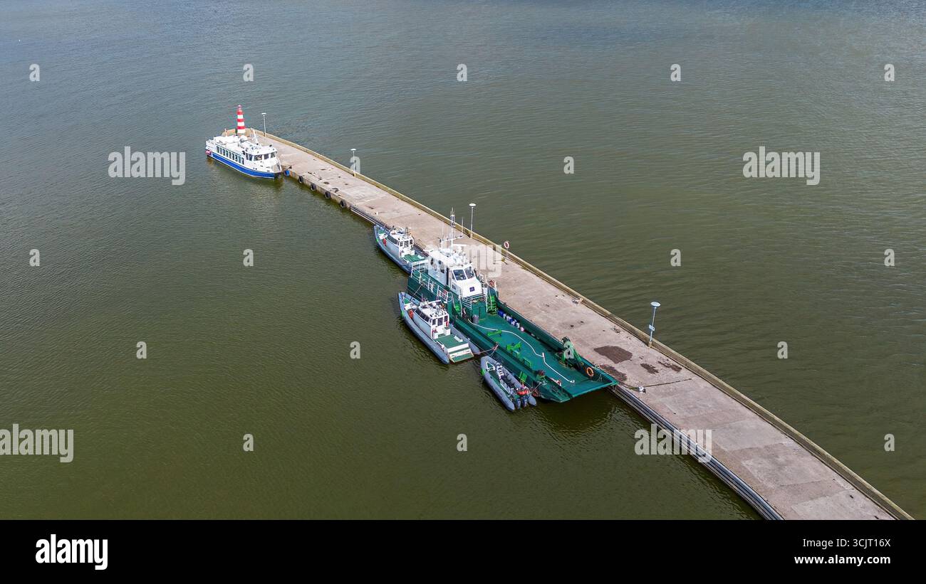Vue aérienne de la marina de Nida sur l'axe de Courlande près de la frontière entre la Lituanie et la Russie - village de pêcheurs sur la côte de la lagune de Courlande en Lituanie Banque D'Images