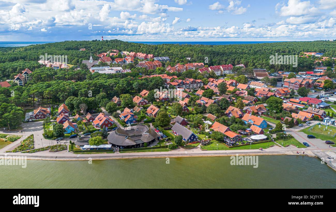 Vue aérienne de la colonie de Nida sur l'axe de Courlande près de la frontière entre la Lituanie et la Russie - village de pêcheurs sur la côte de la lagune de Courlande en Lituanie Banque D'Images