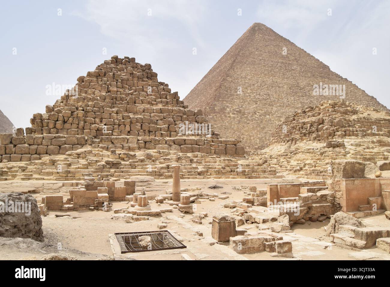 Vue large du complexe des pyramides de Gizeh au Caire, en Égypte, avec les pyramides de Menkaure, Khafre et Khoufou sous le ciel dégagé du désert, site du patrimoine de l'UNESCO Banque D'Images