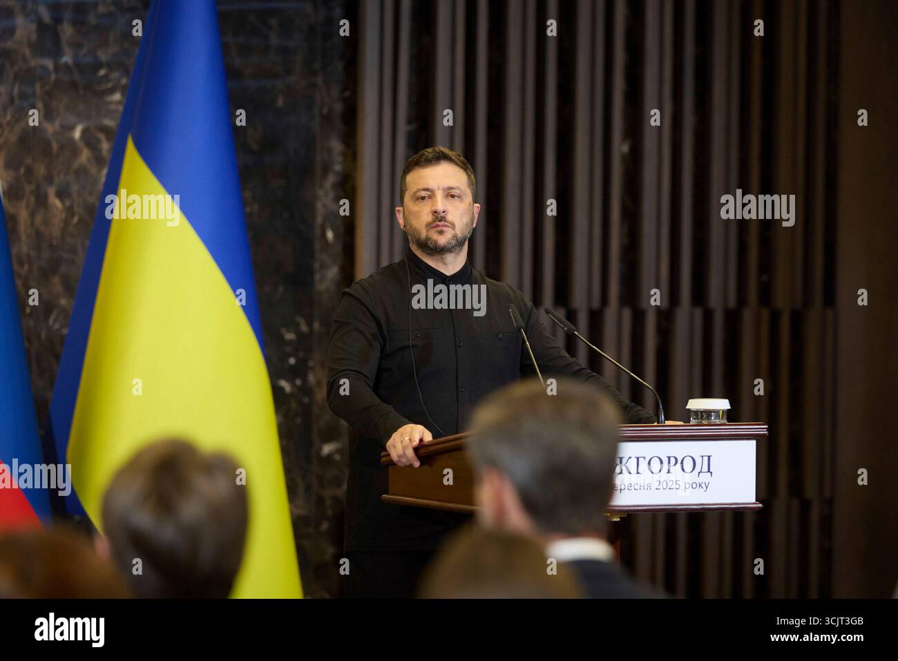 Ouzhhorod, Ukraine. 05 septembre 2025. Le président ukrainien Volodymyr Zelenskyy, écoute une question lors d’une conférence de presse conjointe avec le premier ministre slovaque Robert Fico au Derenivska Spa, le 5 septembre 2025 à Uzhhorod, en Ukraine. FICO est proche du président russe Vladimir Poutine et dépend du pétrole russe pour l’économie slovaque. Crédit : Présidence ukrainienne/Bureau de presse présidentiel ukrainien/Alamy Live News Banque D'Images