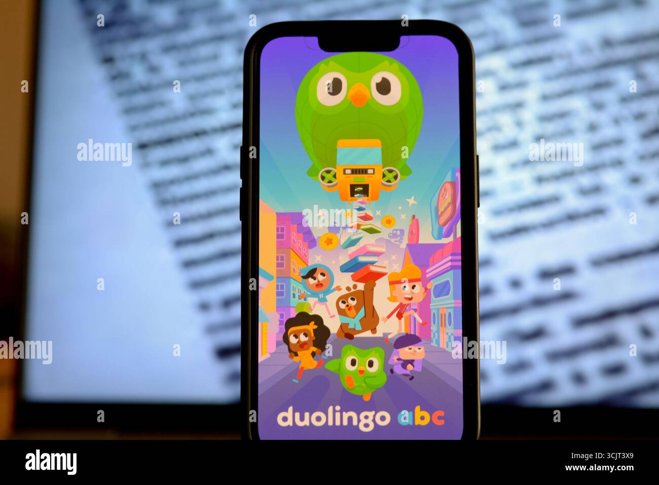 Ouverture de l'application d'apprentissage linguistique Duo ABC Childrens sur l'écran d'un smartphone Banque D'Images