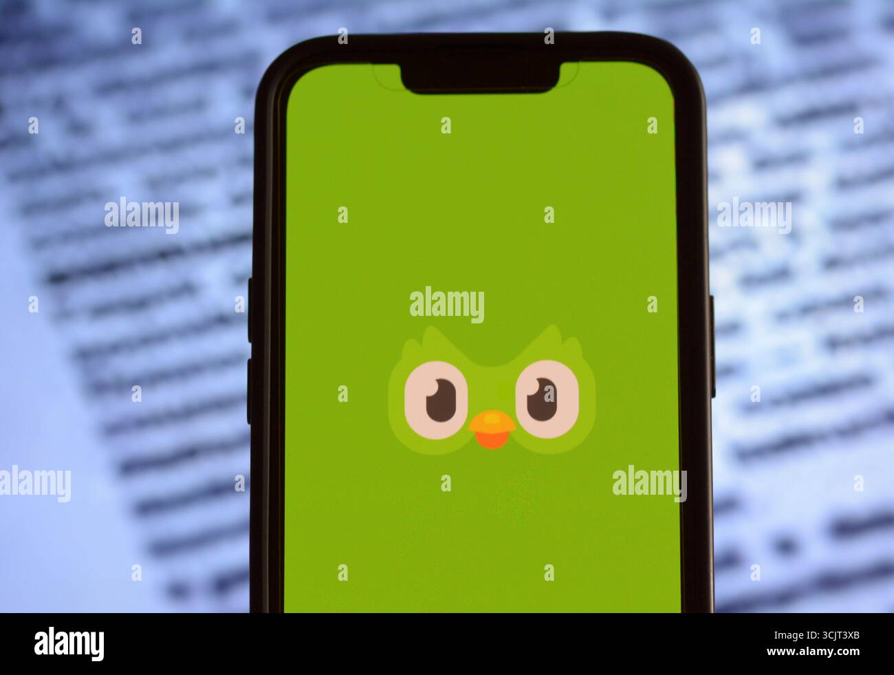 Ouverture de l'application d'apprentissage linguistique Duolingo sur l'écran du smartphone Banque D'Images