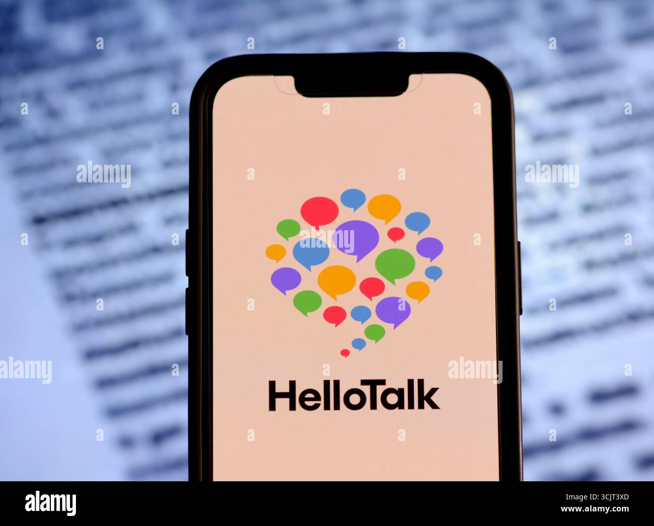 Ouverture de l'application d'apprentissage linguistique HelloTalk sur l'écran du smartphone Banque D'Images