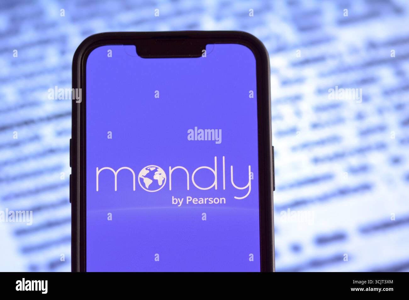Ouverture de l'application d'apprentissage des langues Mondly sur l'écran du smartphone Banque D'Images