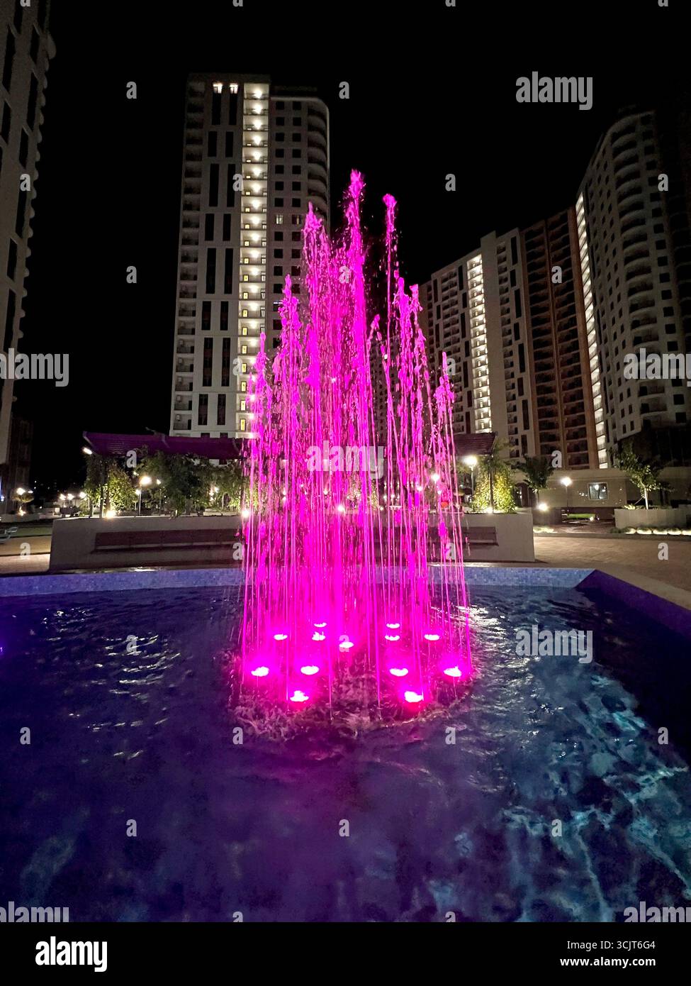 fontaine chantante avec éclairage de couleur rose au milieu de la zone de la ville Banque D'Images
