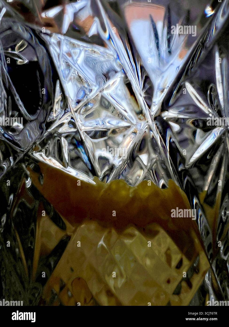 Une tranche de citron brille à travers le verre de cristal - Image de stock capturée avec un smartphone