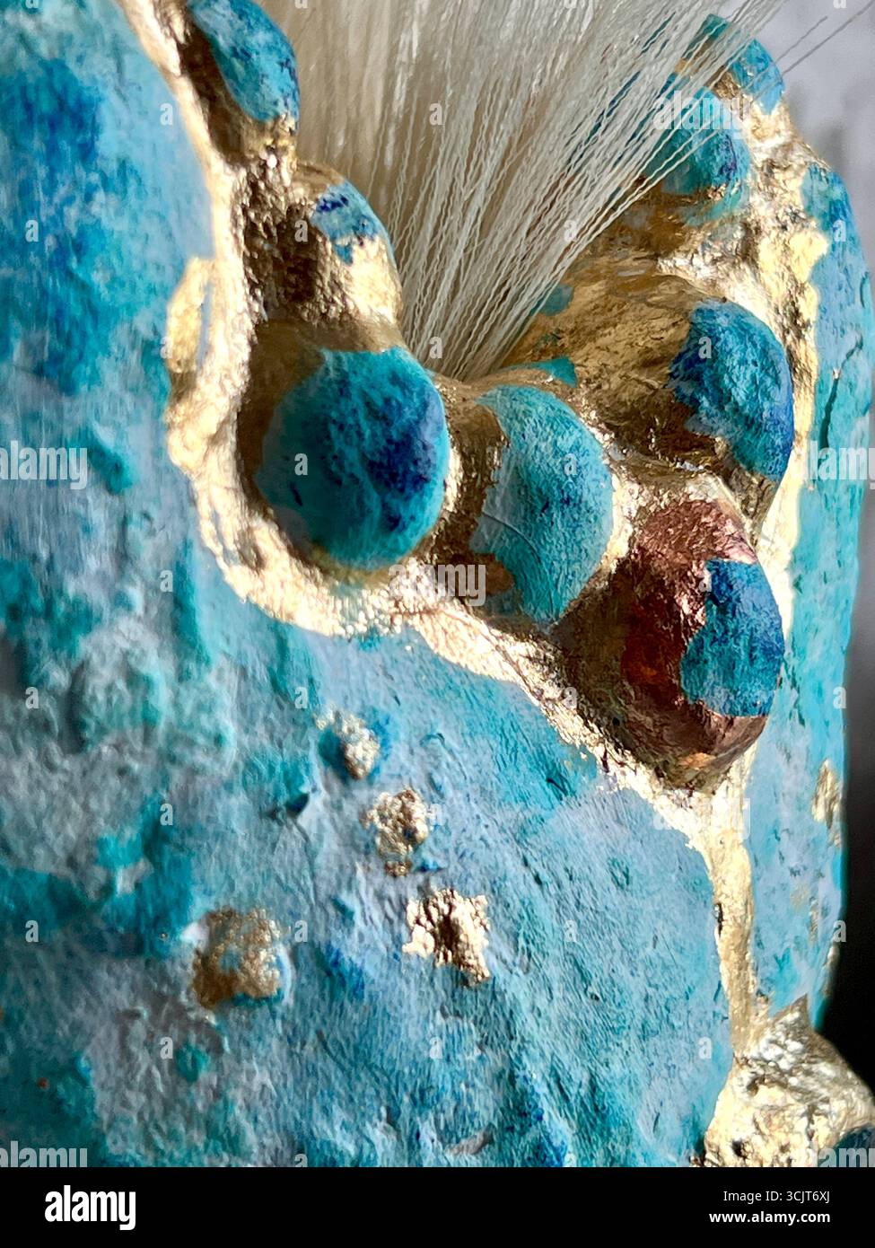 texture volumineuse d'un vase en papier-mâché, couleur bleue, fond abstrait, avec potal doré, détail d'un vase pour le fond Banque D'Images