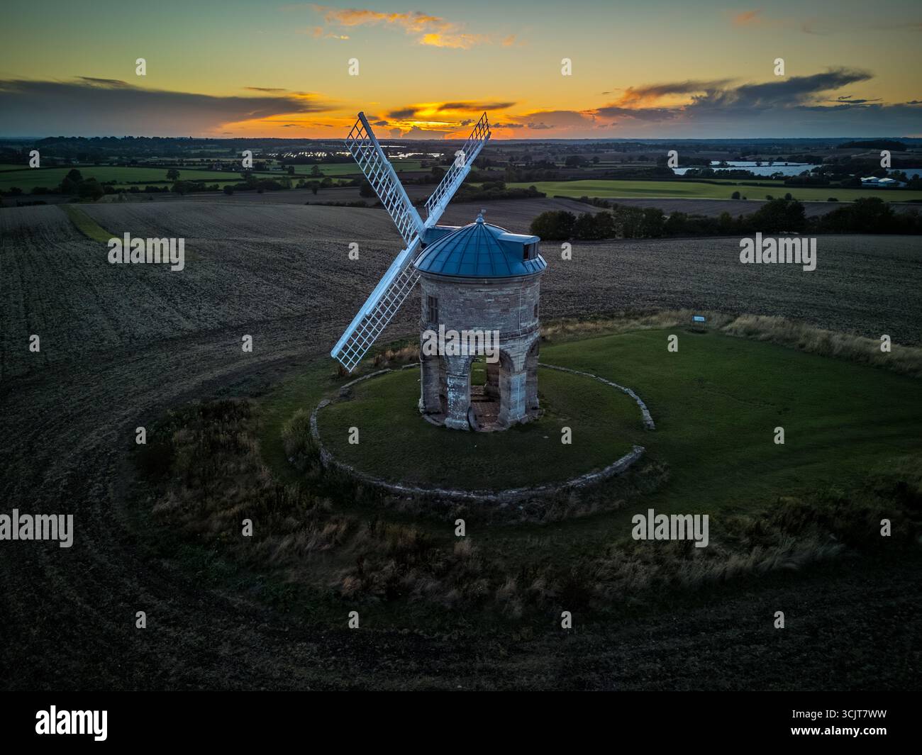 Vue aérienne du moulin à vent de Chesterton dans le Warwickshire, en Angleterre, pendant un magnifique coucher de soleil, créant un paysage rural pittoresque Banque D'Images