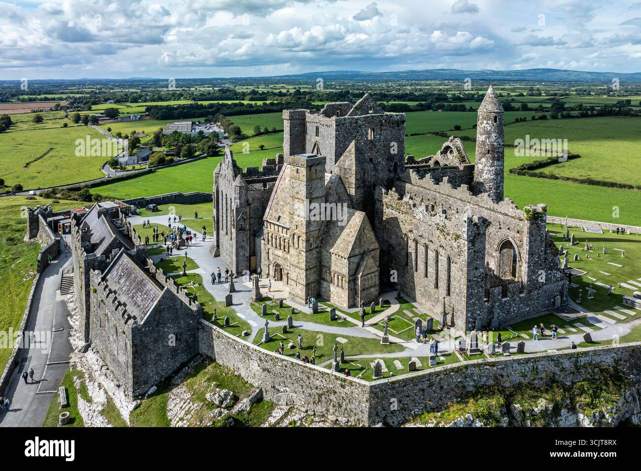 Vue aérienne du rocher de Cashel, également connu sous le nom de Cashel of the Kings et de Patrick's Rock, est une abbaye irlandaise historique située dans le comté de Tipperary, en Irlande Banque D'Images