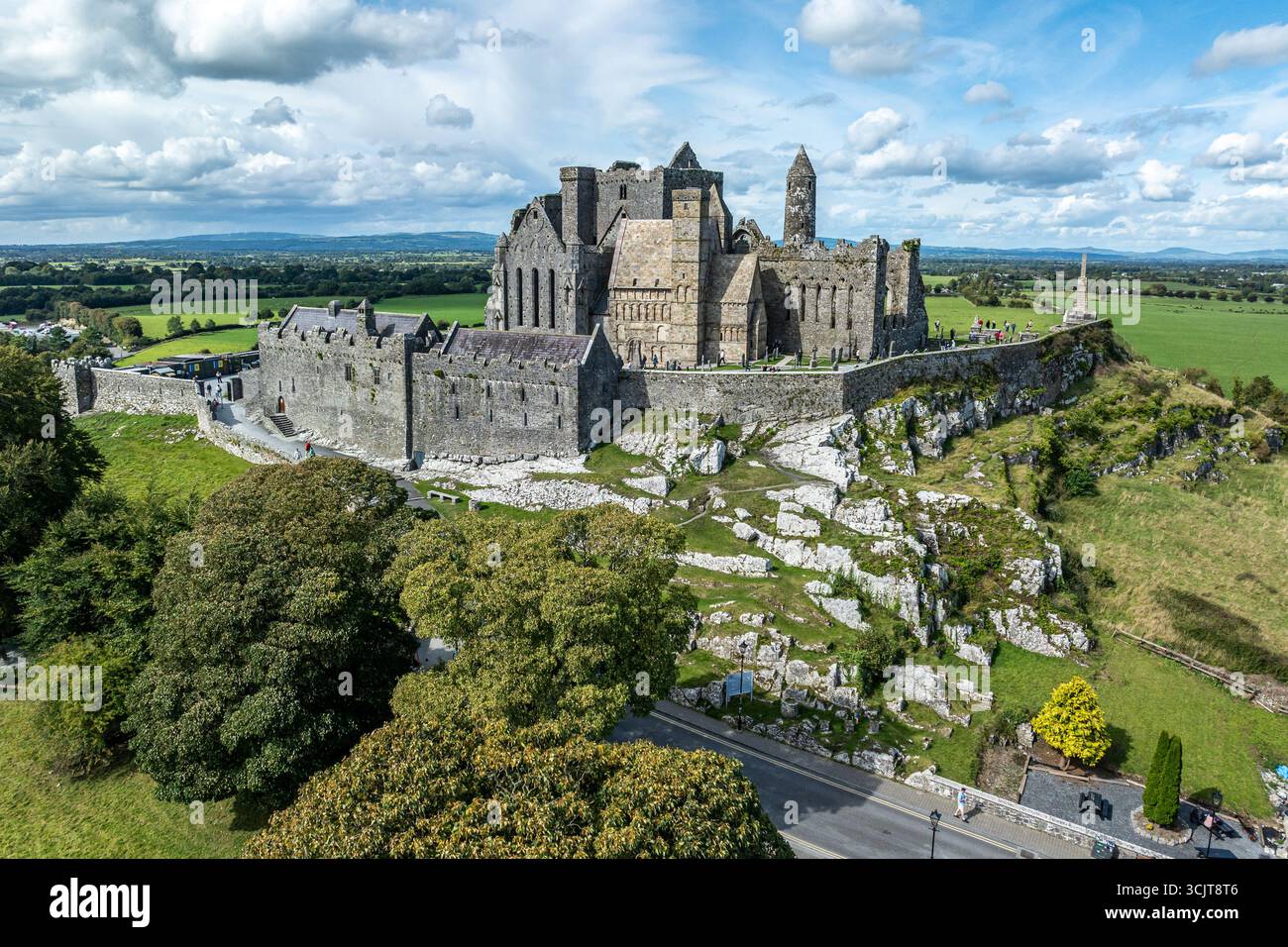 Vue aérienne du rocher de Cashel, également connu sous le nom de Cashel of the Kings et de Patrick's Rock, est une abbaye irlandaise historique située dans le comté de Tipperary, en Irlande Banque D'Images