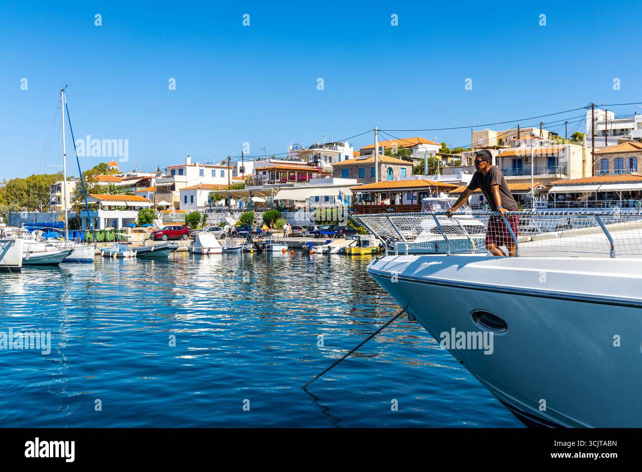 Marina et restaurants en bord de mer, Perdika, île d'Egine, îles Saroniques, Grèce Banque D'Images