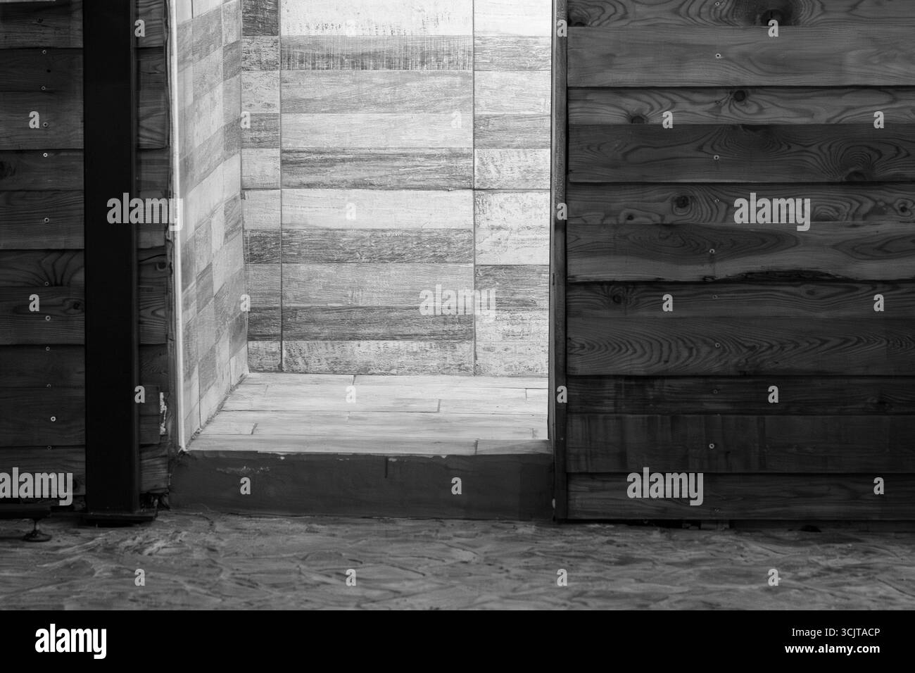 Porte rustique et lueur infrarouge – contraste chaud-froid. Teintes monochromes. Banque D'Images
