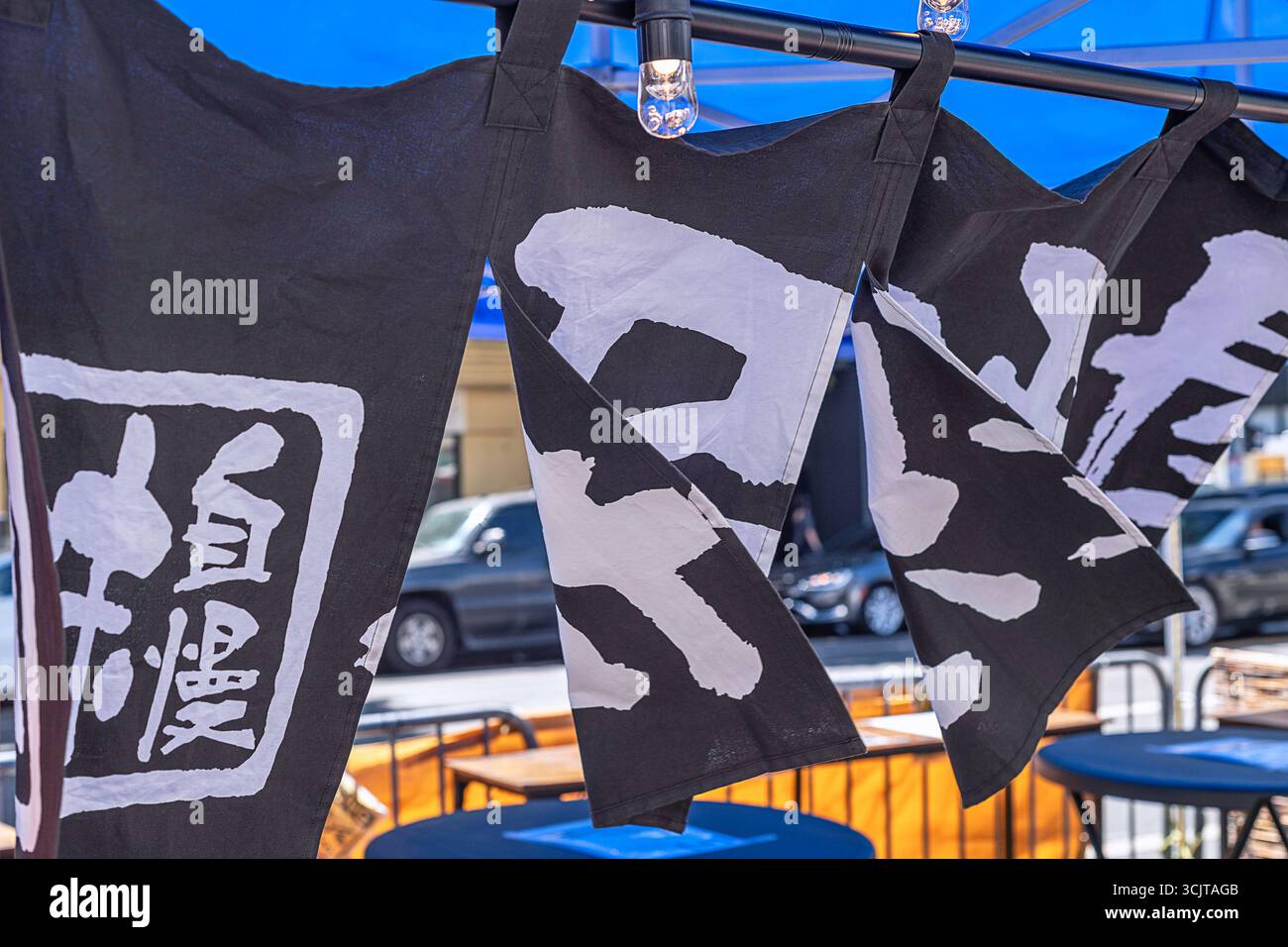 Gros plan d'un rideau Noren dans Little Tokyo à Los Angeles, CA. Banque D'Images