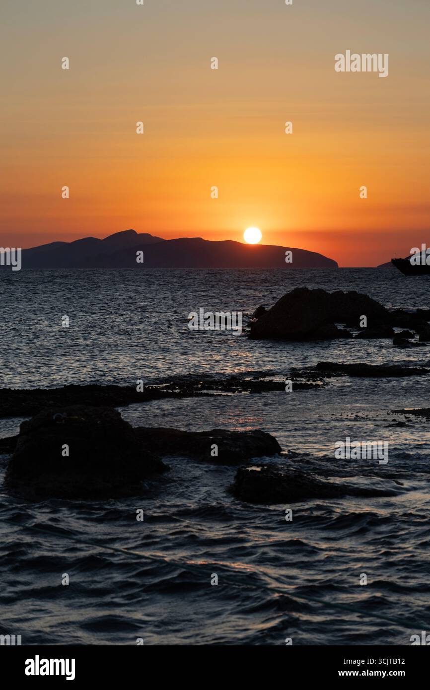 Lever de soleil dans la Méditerranée près de Spetses Town, Spetses Island, Saronic Islands, Grèce Banque D'Images