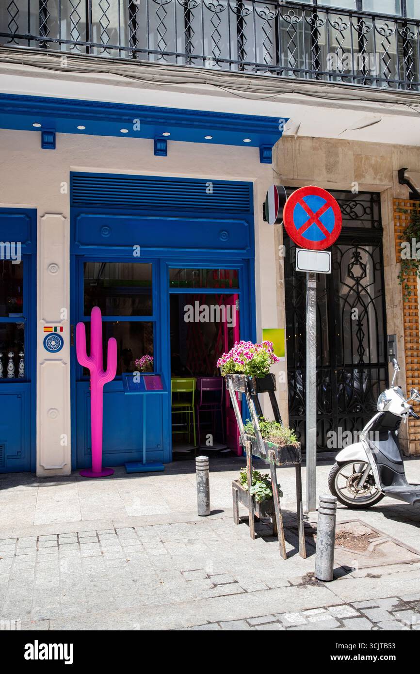 Restaurant de cuisine mexicaine moderne dans la ville. Une entrée de restaurant élégante avec une statue de cactus rose Banque D'Images