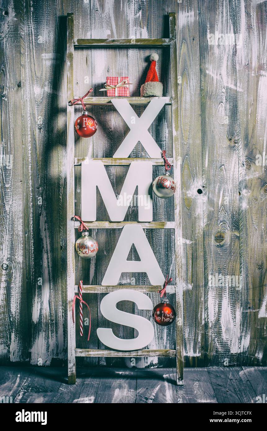 Lettres de NOËL et décorations de Noël sur une échelle en bois Banque D'Images