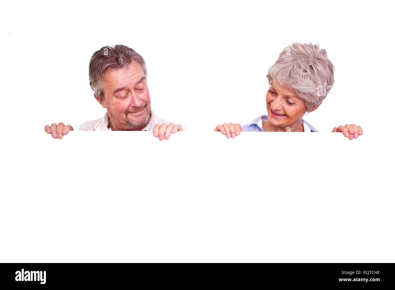 deux aînés regardant une affiche blanche vierge, vue de face Banque D'Images