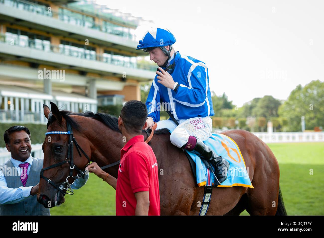 Cieren Fallon revient à bord du Crown of Oaks après avoir remporté le Silent Pool Gin Concluded handicap. Crédit JTW Equine images / Alamy Banque D'Images