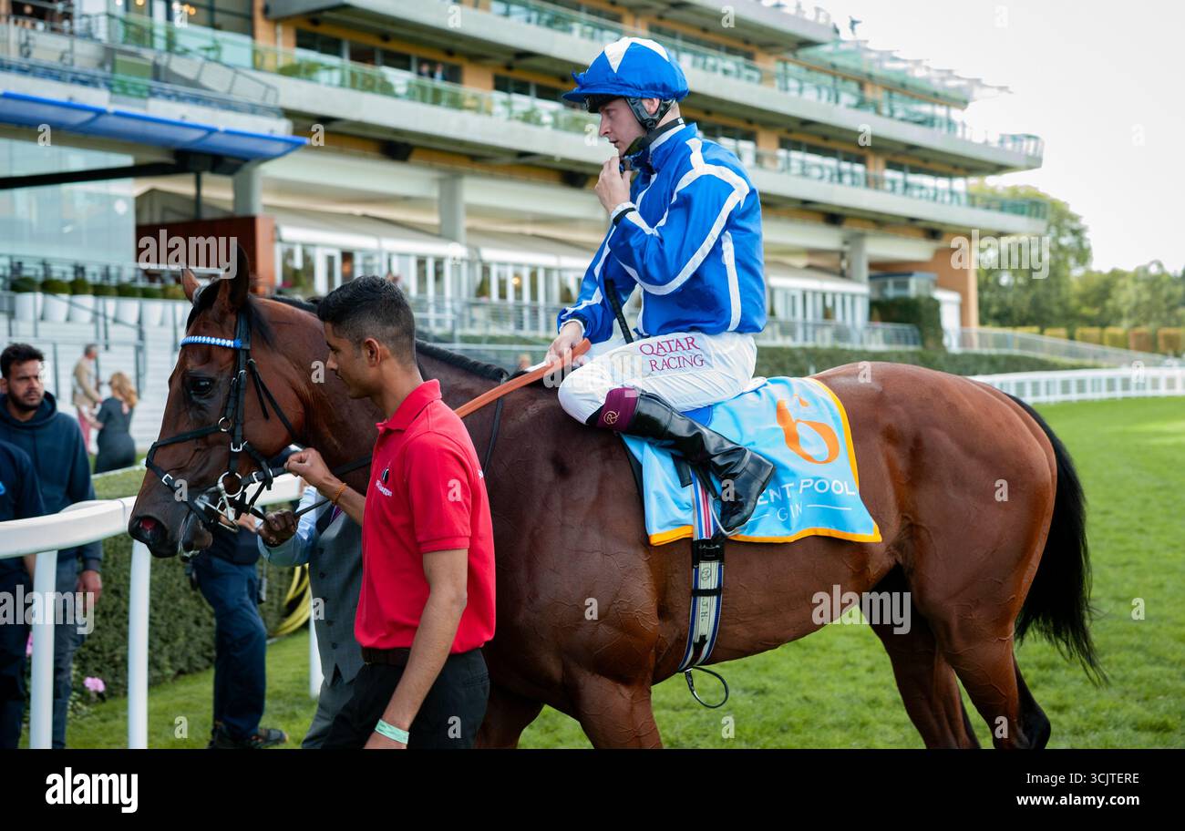 Cieren Fallon revient à bord du Crown of Oaks après avoir remporté le Silent Pool Gin Concluded handicap. Crédit JTW Equine images / Alamy Banque D'Images