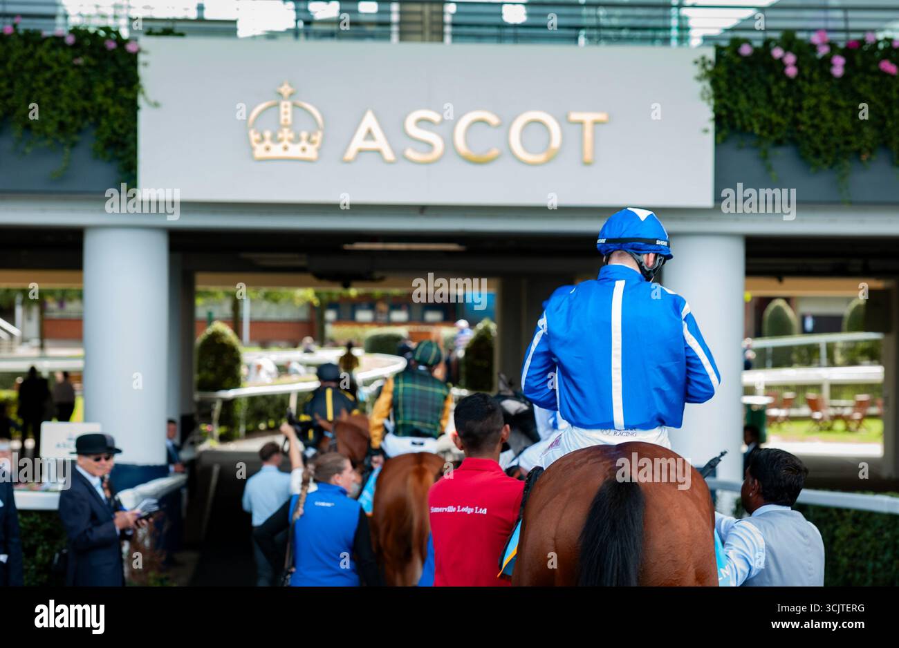 Cieren Fallon revient à bord du Crown of Oaks après avoir remporté le Silent Pool Gin Concluded handicap. Crédit JTW Equine images / Alamy Banque D'Images