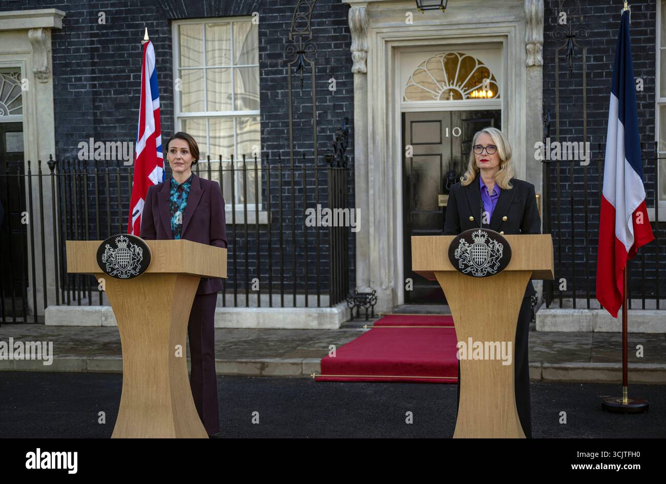 DATE DE SORTIE : 21 août 2025 TITRE : Hostage STUDIO : Netflix RÉALISATEUR : Isabelle Sieb Amy Nail COMPLOT : un sommet international entre les dirigeants français et britanniques se déroule mal quand le mari du premier ministre britannique est enlevé et le président français est victime de chantage. EN VEDETTE : (de gauche à droite) Suranne Jones en tant que première ministre britannique Abigail Dalton, Julie Delpy en tant que présidente française Vivienne Toussaint (crédit image : © Netflix/Entertainment Pictures via ZUMA Press) USAGE ÉDITORIAL SEULEMENT ! Non destiné à UN USAGE commercial ! Banque D'Images