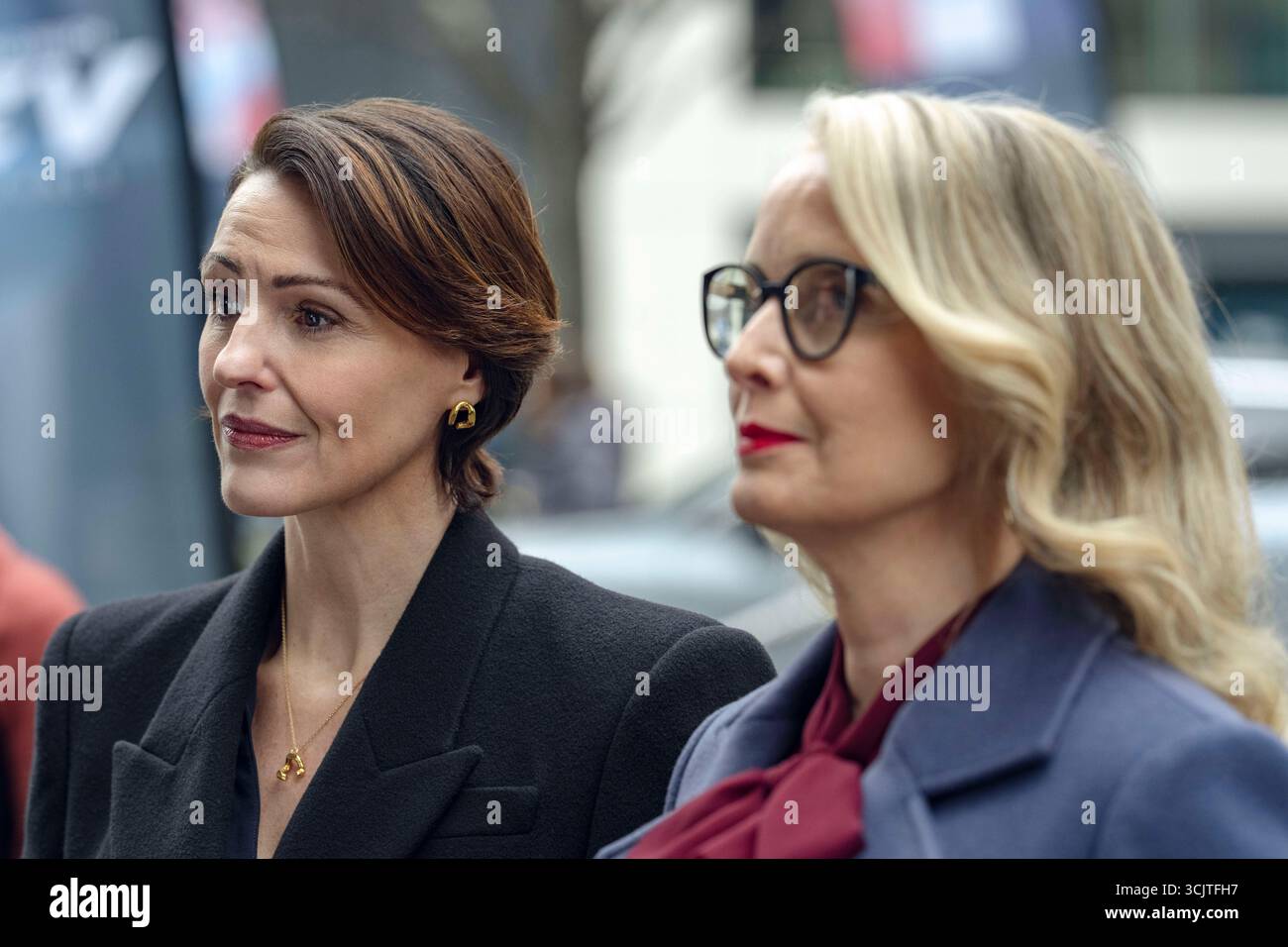 DATE DE SORTIE : 21 août 2025 TITRE : Hostage STUDIO : Netflix RÉALISATEUR : Isabelle Sieb Amy Nail COMPLOT : un sommet international entre les dirigeants français et britanniques se déroule mal quand le mari du premier ministre britannique est enlevé et le président français est victime de chantage. EN VEDETTE : (de gauche à droite) Suranne Jones en tant que première ministre britannique Abigail Dalton, Julie Delpy en tant que présidente française Vivienne Toussaint (crédit image : © Netflix/Entertainment Pictures via ZUMA Press) USAGE ÉDITORIAL SEULEMENT ! Non destiné à UN USAGE commercial ! Banque D'Images