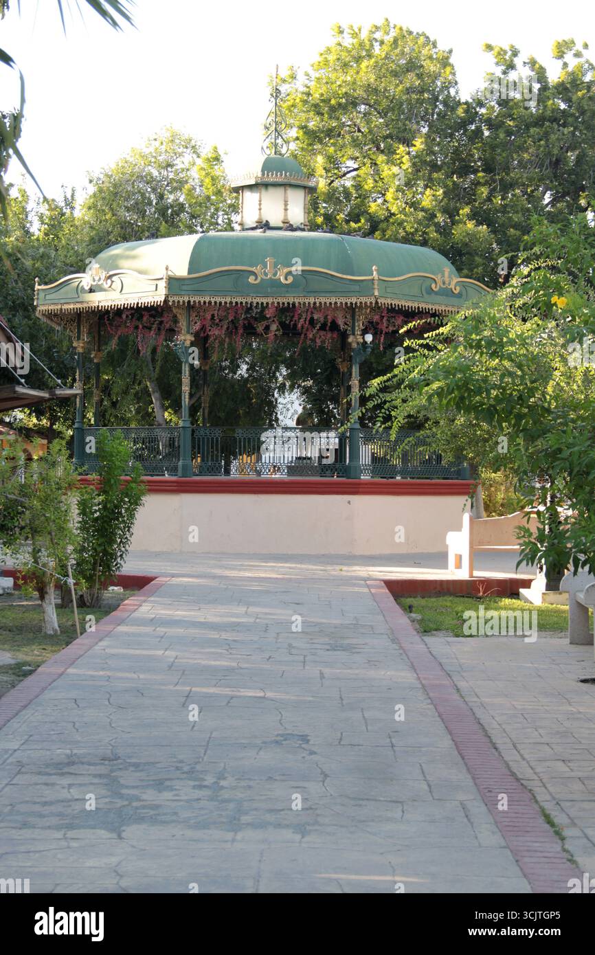Cuatro Cienegas, Coahuila, Mexique - 28 juillet 2025 : rues pavées, parc et église dans le centre de la ville magique de Cuatro Cienegas de Carranza Banque D'Images