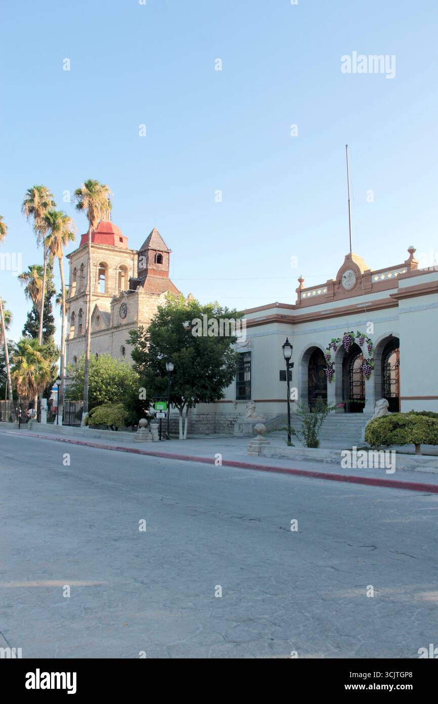 Cuatro Cienegas, Coahuila, Mexique - 28 juillet 2025 : rues pavées, parc et église dans le centre de la ville magique de Cuatro Cienegas de Carranza Banque D'Images