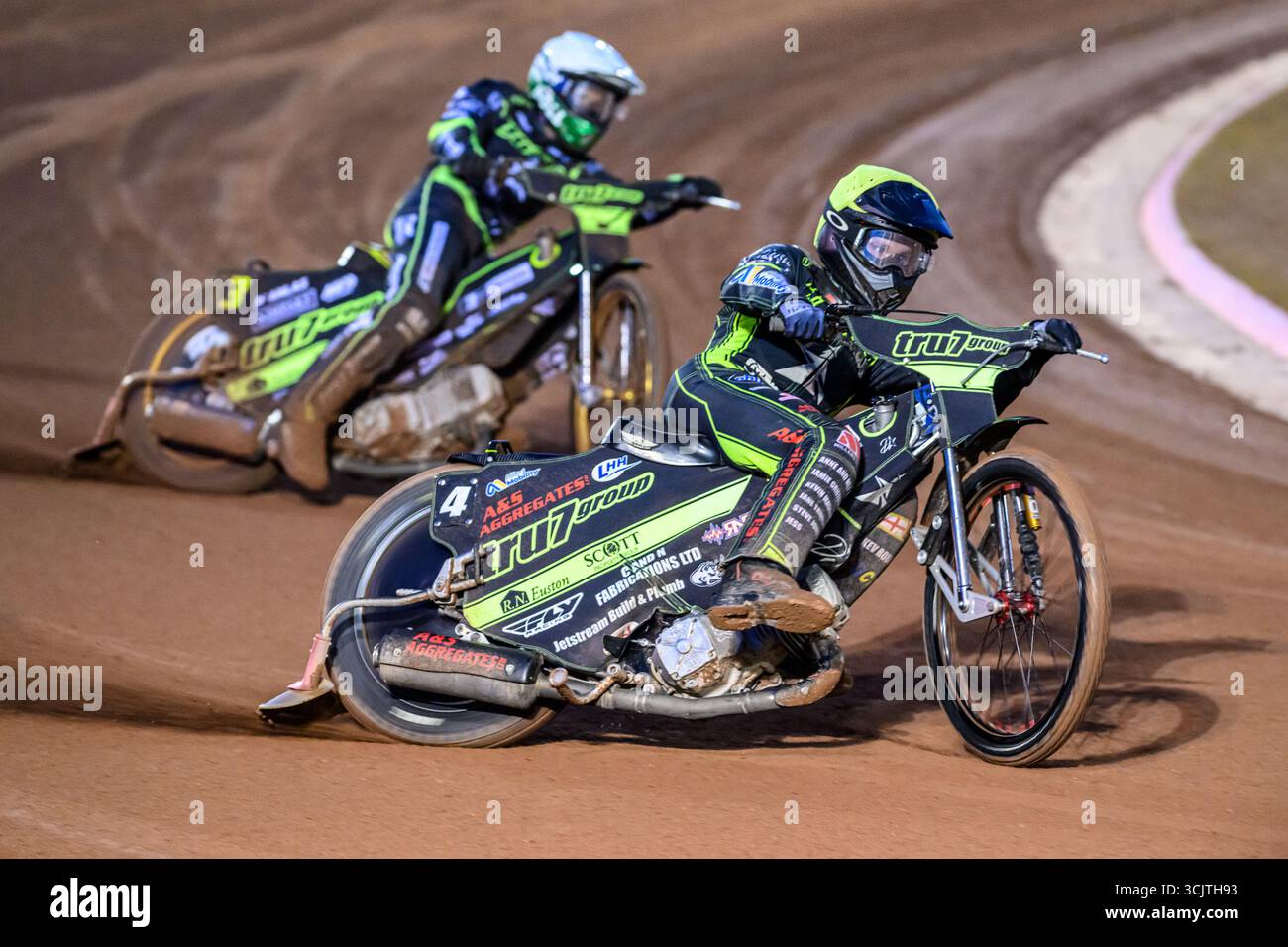 National Speedway Stadium, Manchester le lundi 8 septembre 2025. Dan Thompson de Ipswich Witches in Yellow, son coéquipier Jason Doyle in White, lors de la première édition de Rowe Motor Oil, affronte belle vue Aces et Ipswich Witches au National Speedway Stadium de Manchester le lundi 8 septembre 2025. (Photo : Ian Charles | mi News) crédit : MI News & Sport /Alamy Live News Banque D'Images