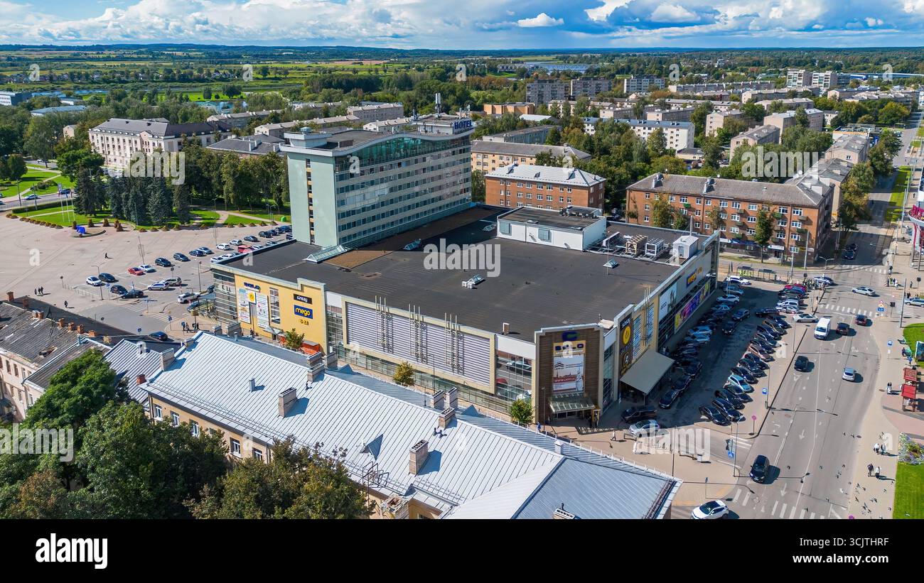 Vue aérienne d'un centre commercial dans le centre-ville de Daugavpils en Lettonie, l'un des États baltes Banque D'Images