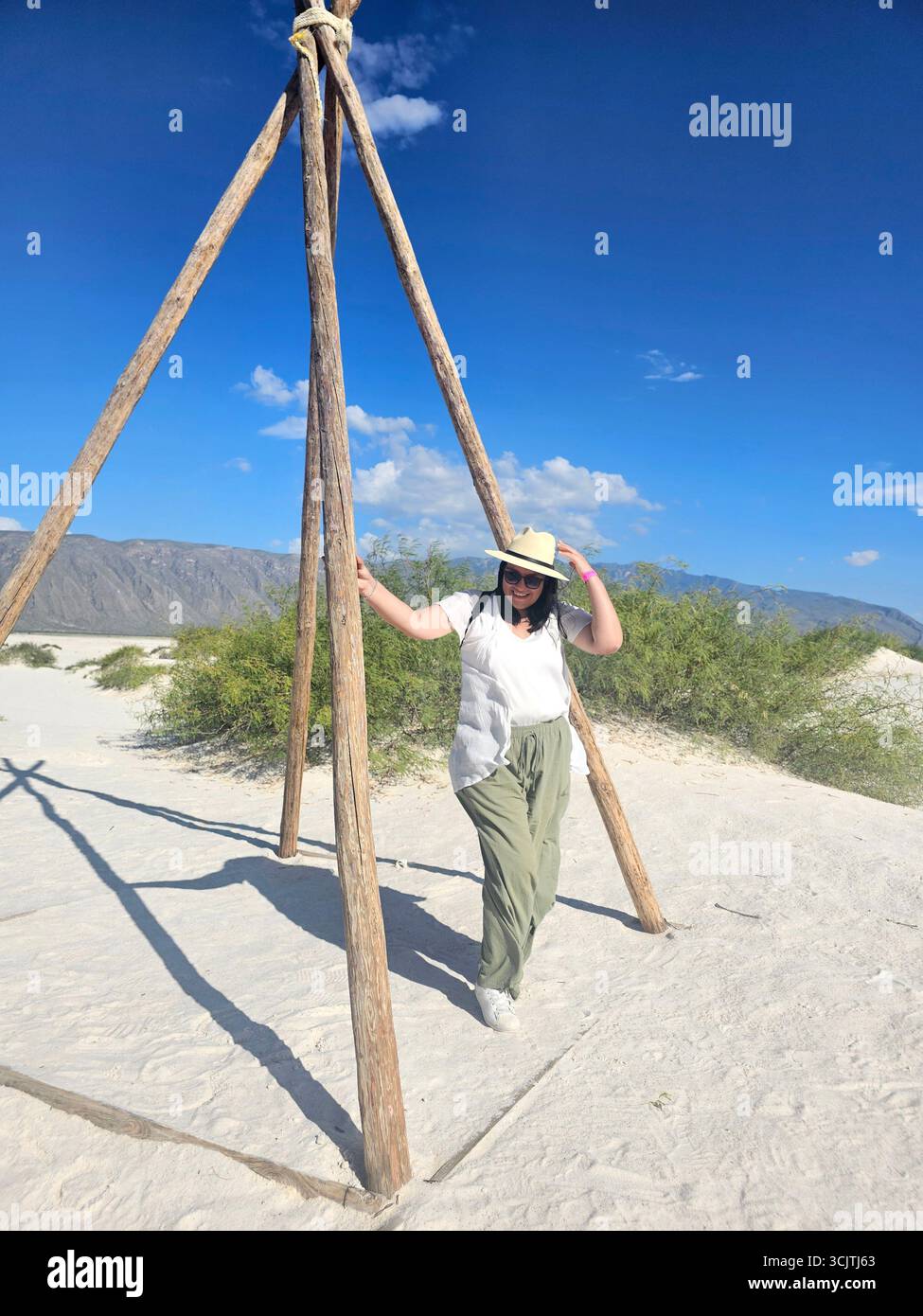 Brunette Latina femme adulte marche à travers les dunes de gypse au milieu du désert blanc profitant de la liberté et de la plénitude de sentir la nature Banque D'Images