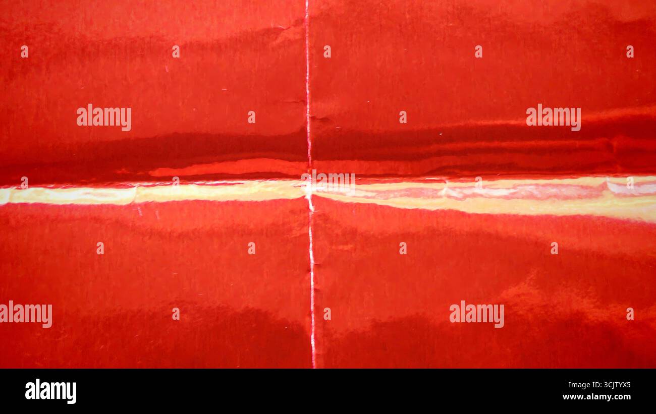 Double fond de papier métallique rouge texturé, brillant et lisse avec un pli distinct Banque D'Images