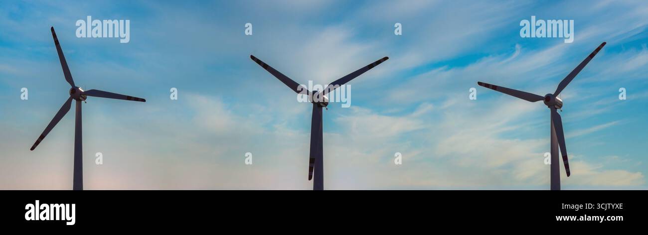 Parc éolien, pales d'éoliennes tournant avec une capacité tous temps, éolienne hybride, éolienne de production d'énergie éolienne, soufflerie éolienne produisant ener Banque D'Images