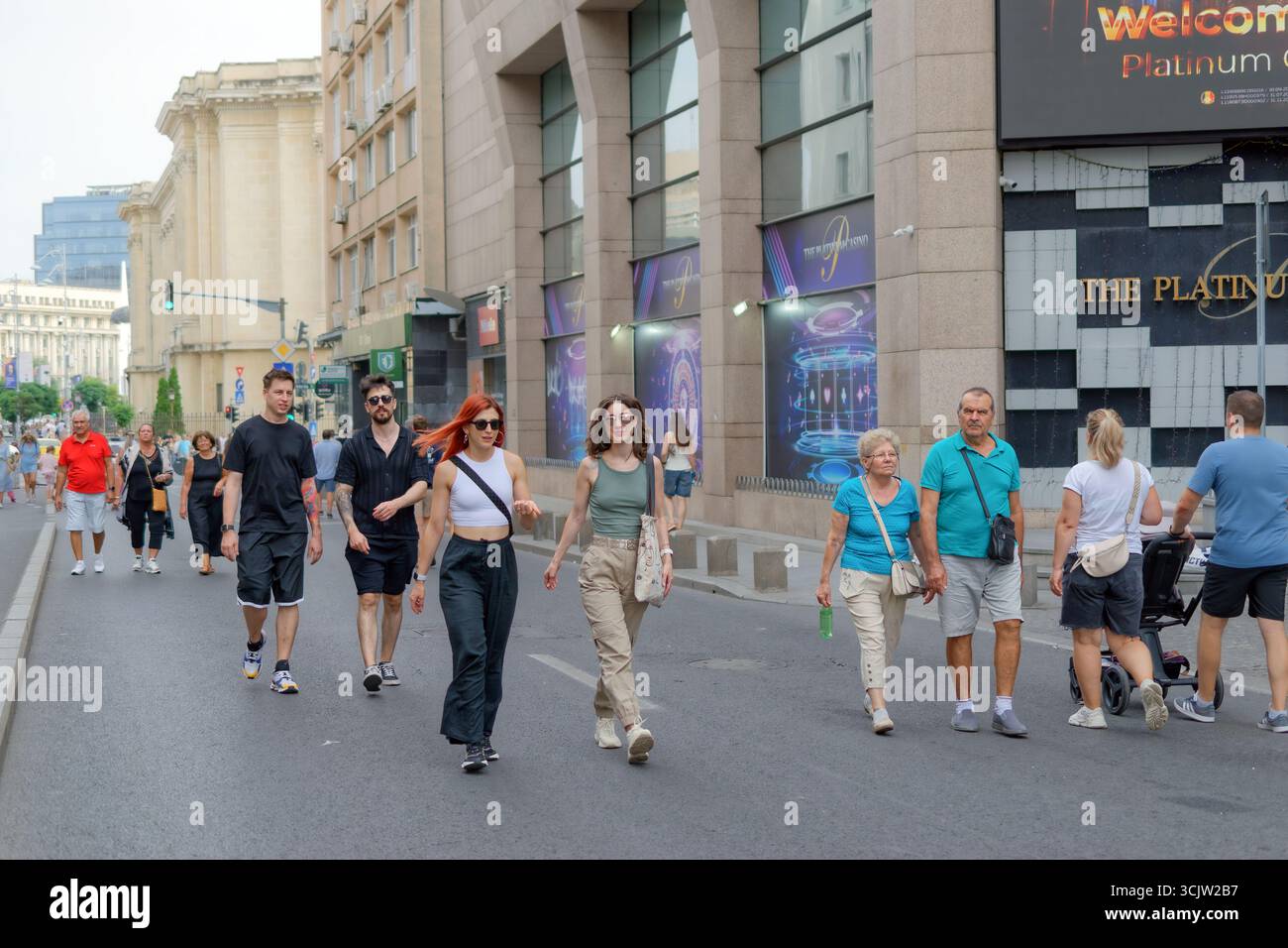 Instantané avec des gens marchant dans une rue piétonne le week-end Banque D'Images