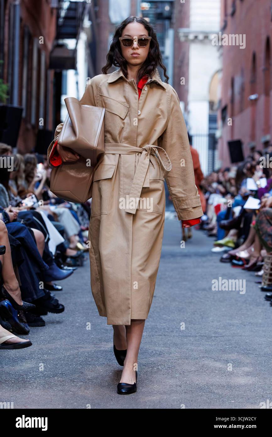 New York, Vereinigte Staaten. 09th Sep, 2025. RACHEL COMEY Spring-Summer 2026 Runway pendant la Fashion week de New York le 2025 septembre - New York, US 08/09/2025 Credit : dpa/Alamy Live News Banque D'Images