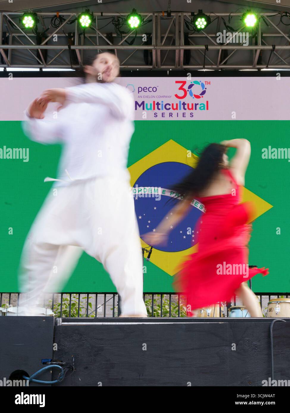 Philadelphie, États-Unis. 07 septembre 2025. Luiz Varjao et Marga interprètent une danse Lambada et zouk brésilienne lors des célébrations de la Journée brésilienne à la série multiculturelle PECO à Philadelphie, Pennsylvanie, États-Unis, le 7 septembre 2025. L'événement annuel met en valeur la culture brésilienne à travers la musique, la danse et les spectacles traditionnels. (Photo de David Suns/NurPhoto)0 crédit : NurPhoto SRL/Alamy Live News Banque D'Images