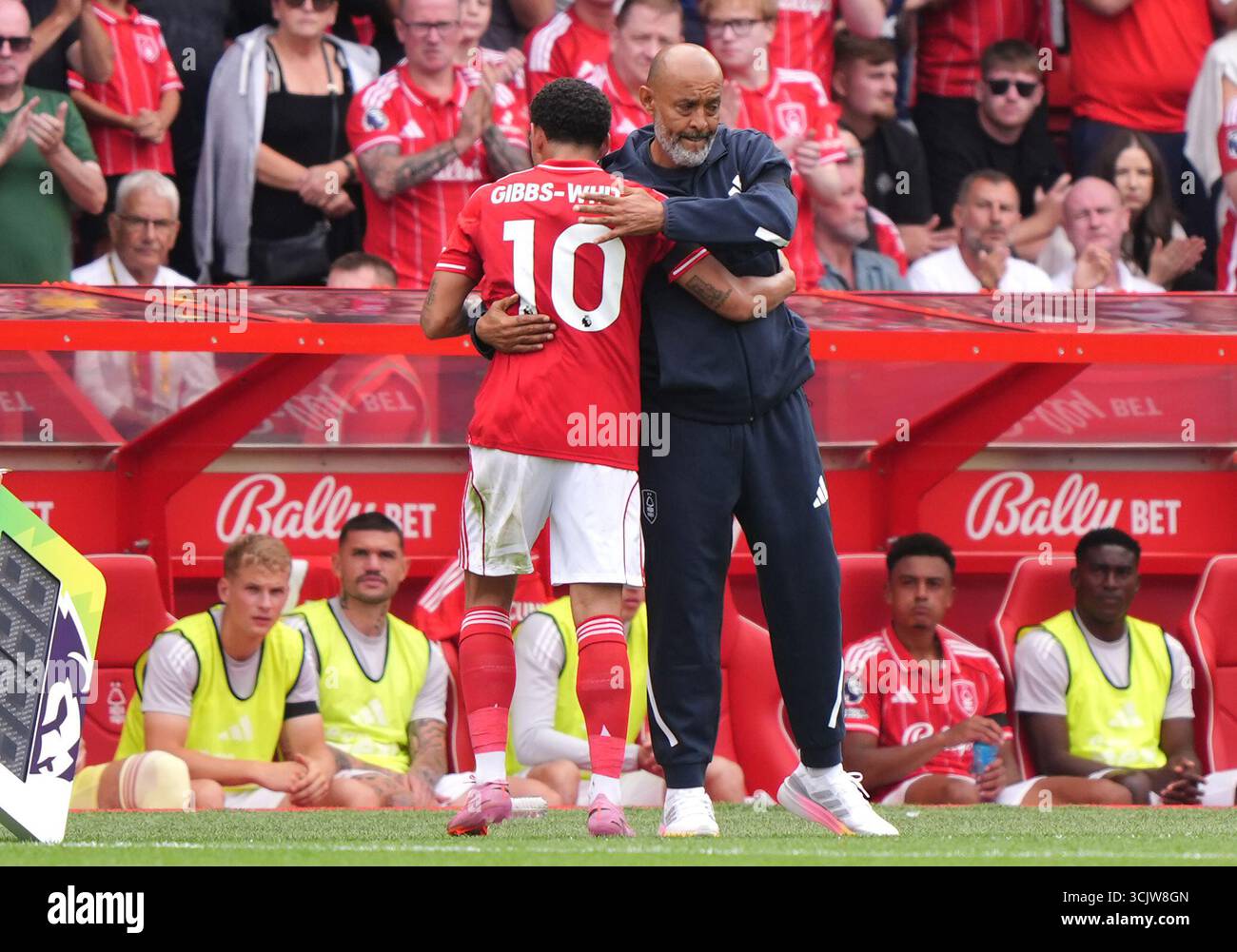 Dossier photo du 09/09/25 de Nuno Espirito Santo avec Morgan Gibbs-White. Nottingham Forest a limogé l'entraîneur-chef Nuno Espirito Santo à la suite d'une rupture de sa relation avec le propriétaire du club Evangelos Marinakis. Date d'émission : mardi 9 septembre 2025. Banque D'Images