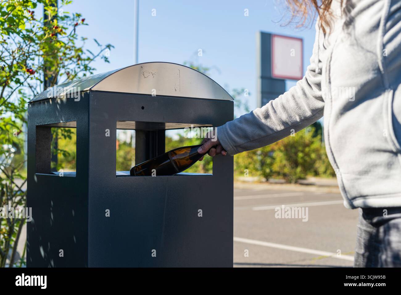 Une bouteille consignée est sortie d'une poubelle Banque D'Images
