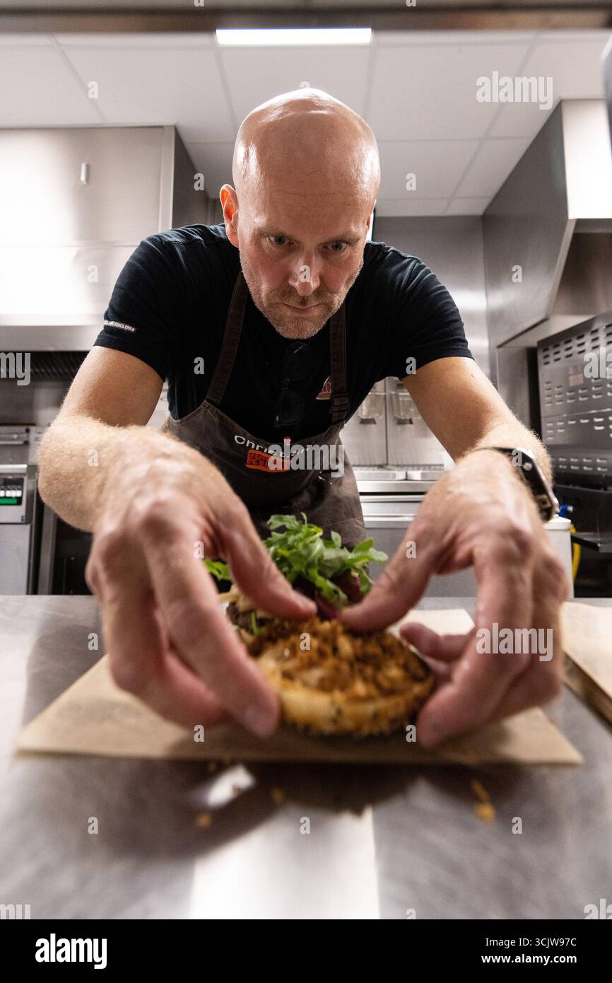 UTILISEZ UNIQUEMENT Christian Binney, directeur du développement alimentaire de Burger King à la succursale Strand du restaurant à Londres pour le lancement du Wagyu, un nouveau burger composé à 100 % de bœuf Wagyu britannique, qui rejoindra le menu du Gourmet King à partir de mardi. Date d'émission : mardi 9 septembre 2025. Banque D'Images