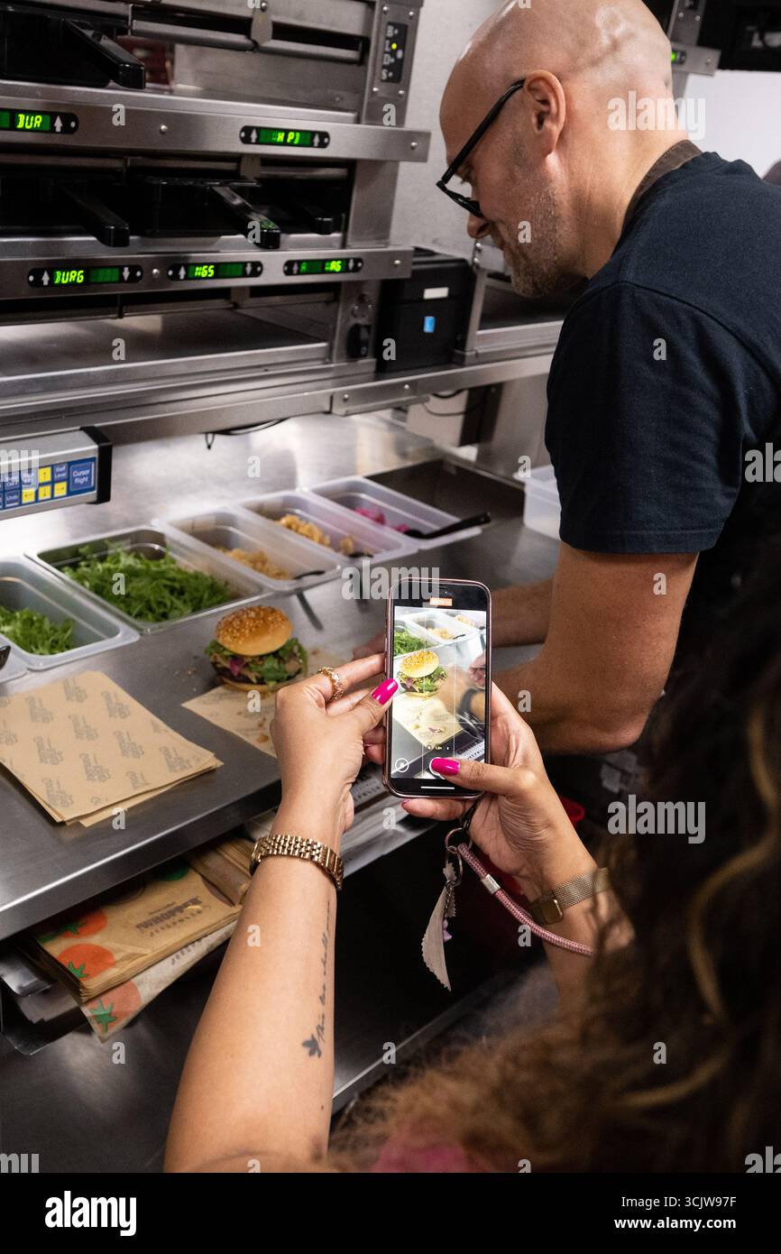 UTILISEZ UNIQUEMENT Christian Binney, directeur du développement alimentaire de Burger King à la succursale Strand du restaurant à Londres pour le lancement du Wagyu, un nouveau burger composé à 100 % de bœuf Wagyu britannique, qui rejoindra le menu du Gourmet King à partir de mardi. Date d'émission : mardi 9 septembre 2025. Banque D'Images