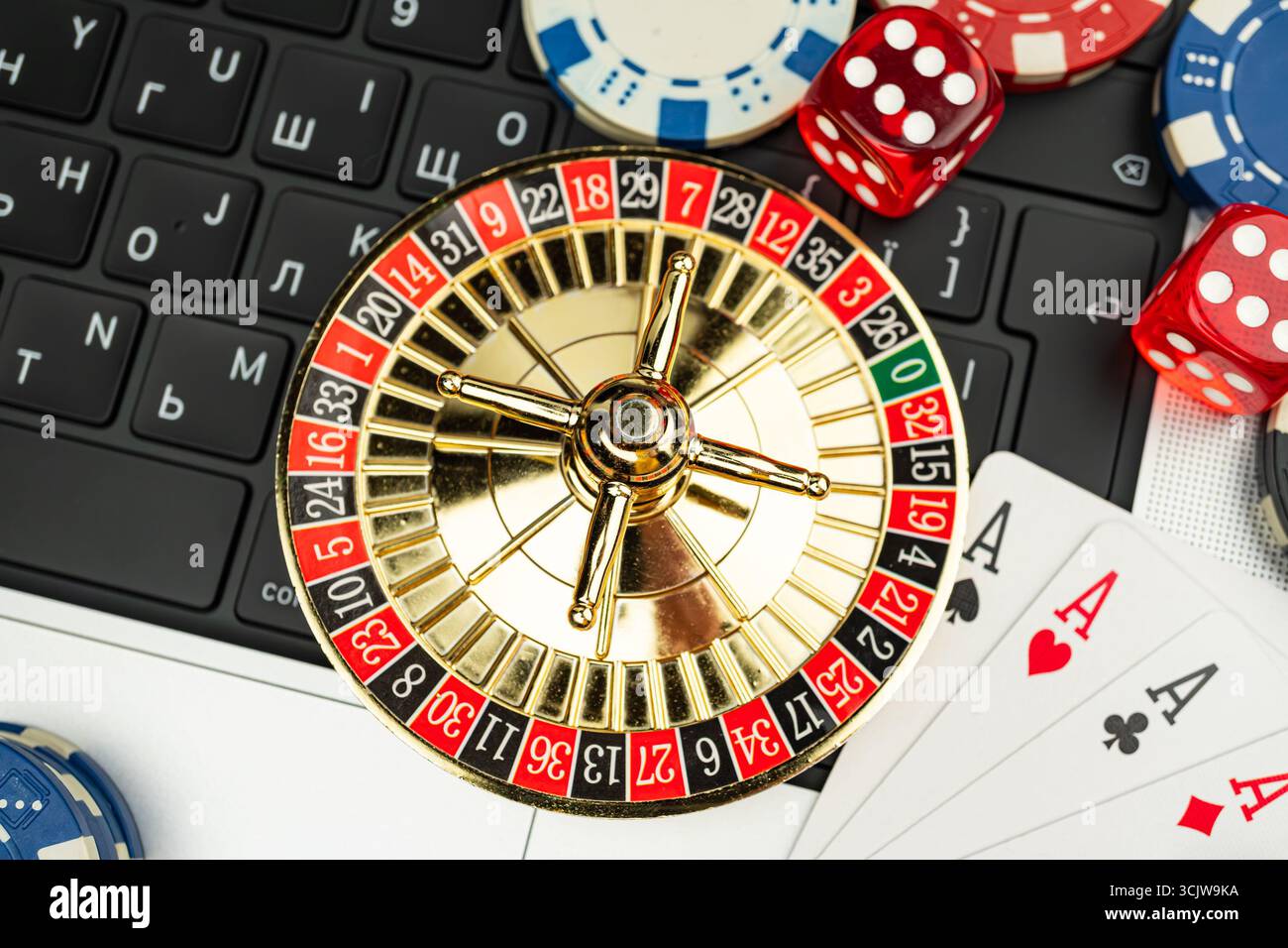 L'image présente une roue de roulette vintage entourée de cartes à jouer, jetons et un clavier avec des lettres cyrilliques, suggérant un thème de casino russe Banque D'Images