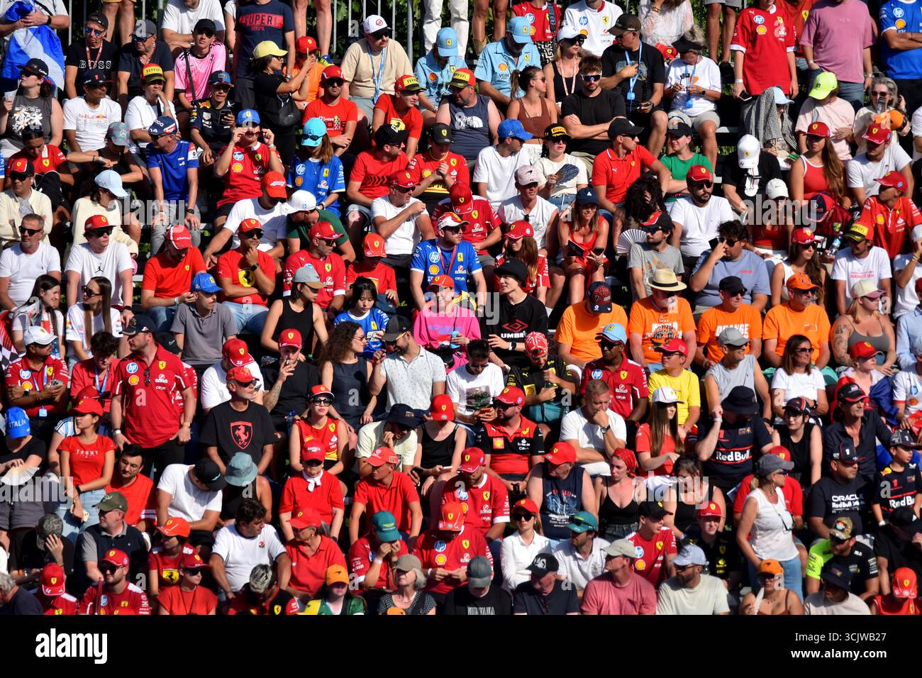 Les fans de formule 1 bien habillés dans la tribune 7 anticipent le départ du Grand Prix italien de formule 1 2025 à Monza, en Italie. Banque D'Images