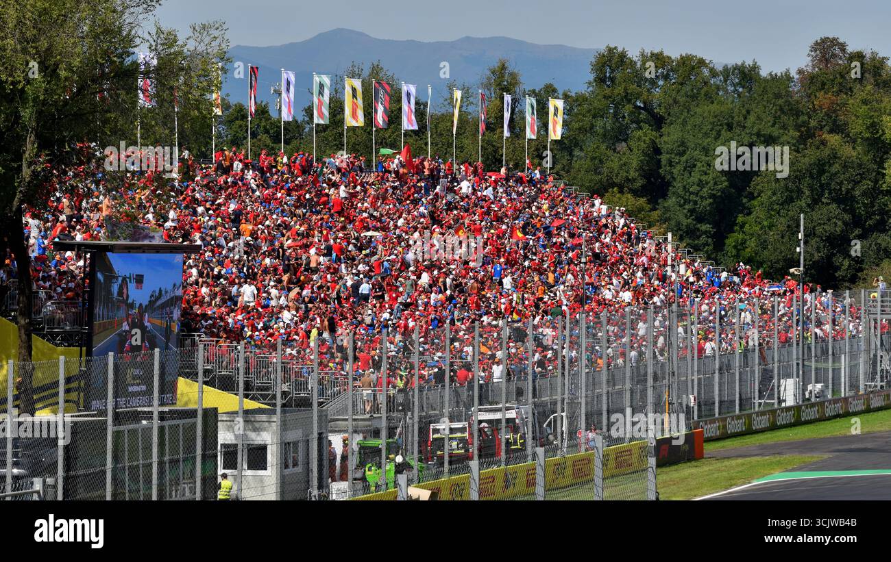 Les tifosi en tribune 8 lors de la première chicane anticipent le départ du Grand Prix italien de formule 1 2025 à Monza, en Italie. Banque D'Images